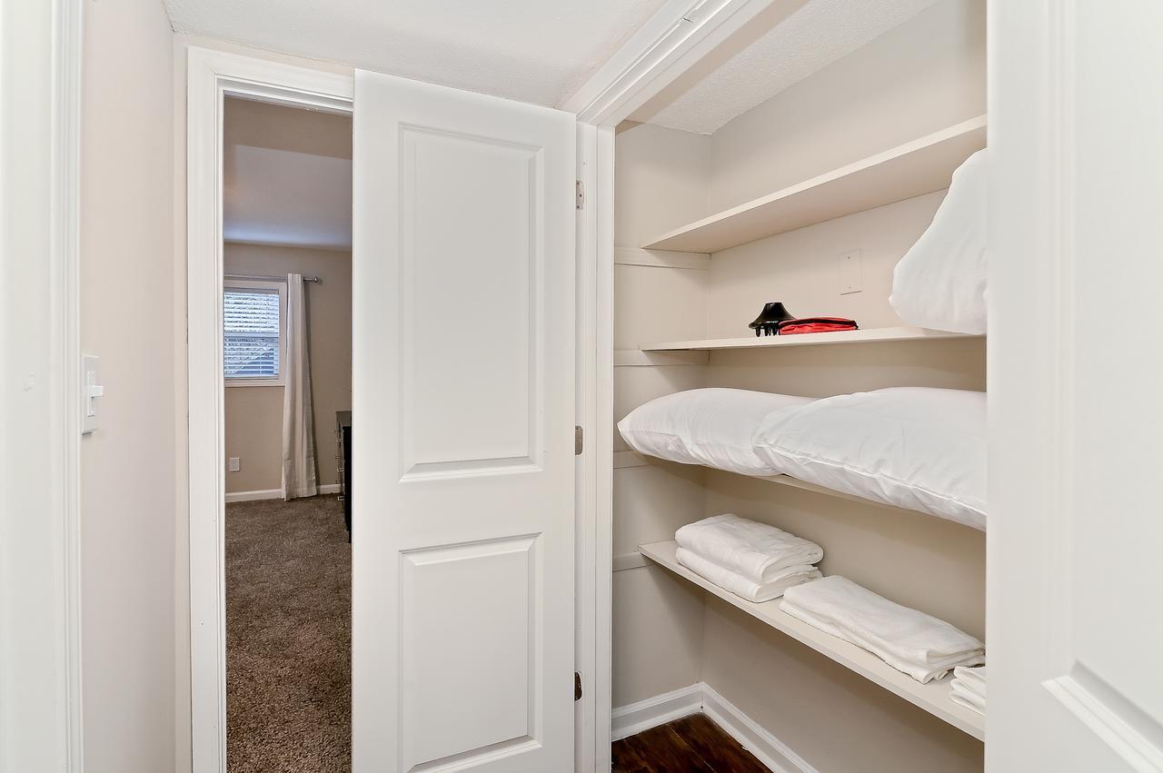 Apartment Center Location With 2 4k Hdtv's & King Bed Atlanta