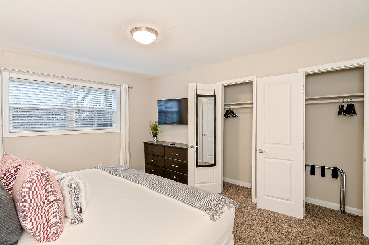 Center Location With 2 4k Hdtv's & King Bed Atlanta