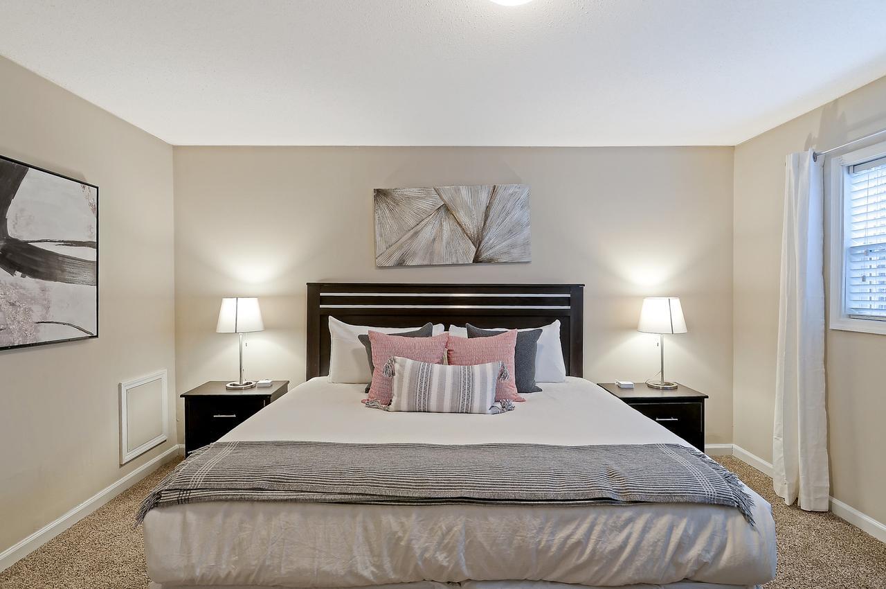 Apartment Center Location With 2 4k Hdtv's & King Bed