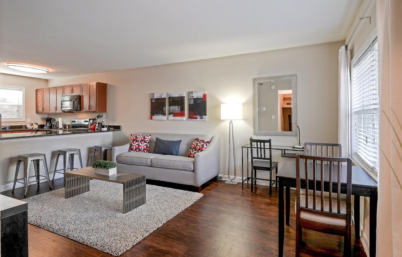 Center Location With 2 4k Hdtv's & King Bed Apartment *