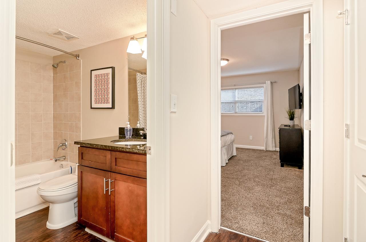 Center Location With 2 4k Hdtv's & King Bed *