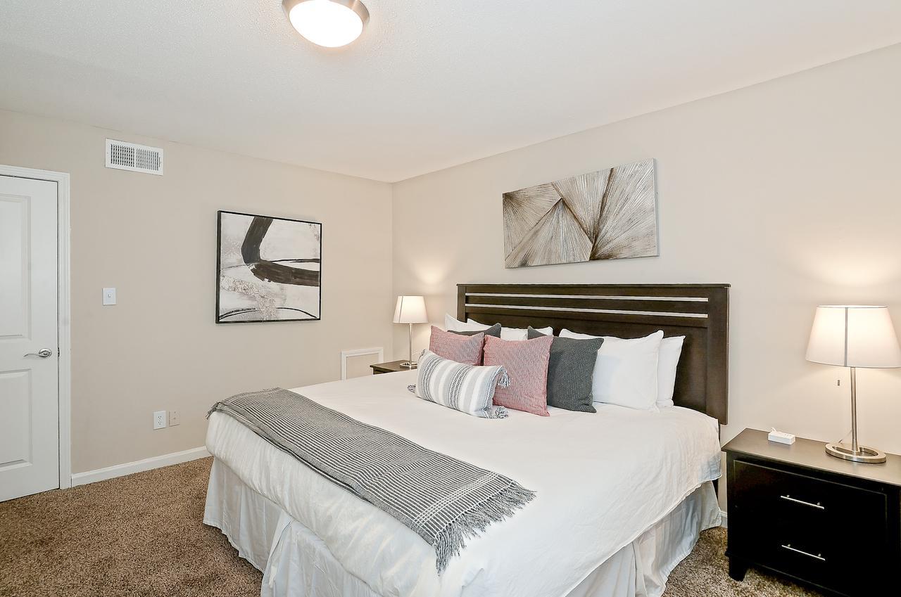 Center Location With 2 4k Hdtv's & King Bed *
